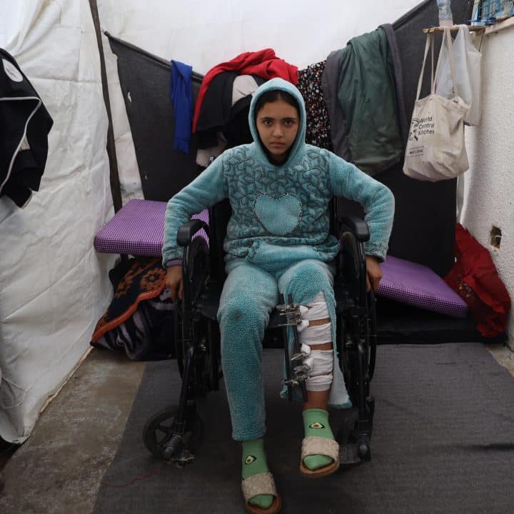 Mays, 13 ans, fait partie des nombreux blessés à Gaza. elle témoigne : 
