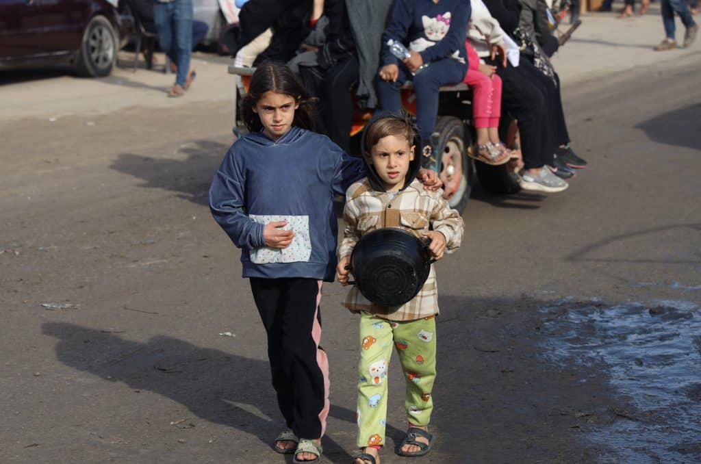 Deux enfants déplacés dans la ville de Rafah, au sud de la bande de Gaza, cherchent de la nourriture pour eux et leurs familles. © UNICEF/UNI521739/El Baba