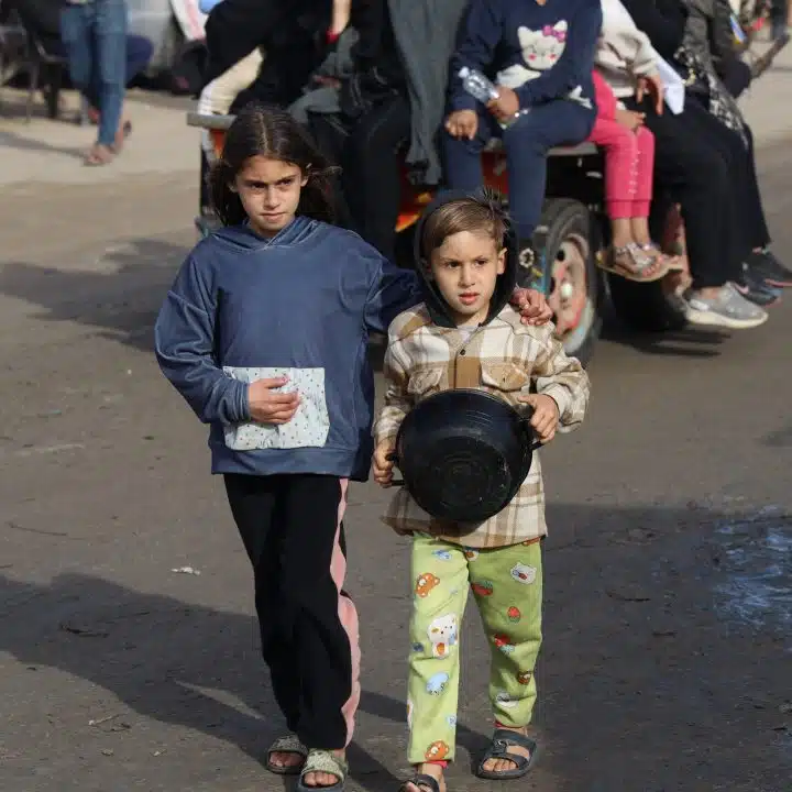 Deux enfants déplacés dans la ville de Rafah, au sud de la bande de Gaza, cherchent de la nourriture pour eux et leurs familles. © UNICEF/UNI521739/El Baba