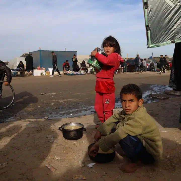 Des enfants déplacés cherchent de la nourriture près des tentes où ils sont déplacés avec leurs familles, dans la ville de Rafah, au sud de la bande de Gaza. © UNICEF/UNI521740/El Baba