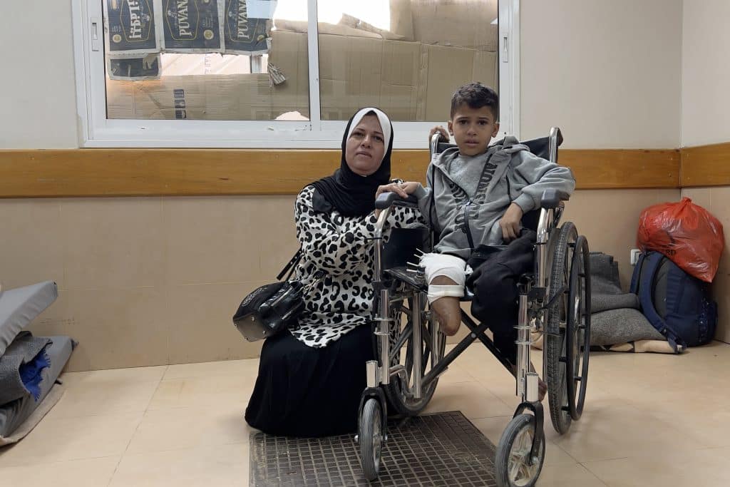 En avril 2024, ce garçon a été amputé d'une jambe - au centre de neurochirurgie de l'hôpital européen de Khan Younis, à Gaza, dans l'État de Palestine. © UNICEF/UNI556053/