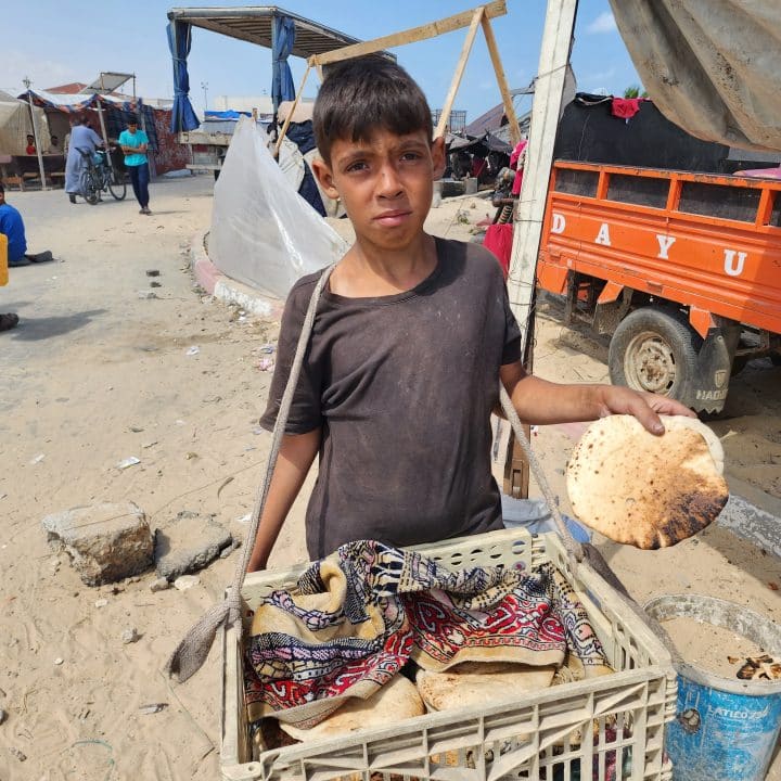 Youssef, 13 ans, rapporte du pain pour sa famille à al-Mawasi, dans le sud de la bande de Gaza. © UNICEF/UNI577081/Media Clinic