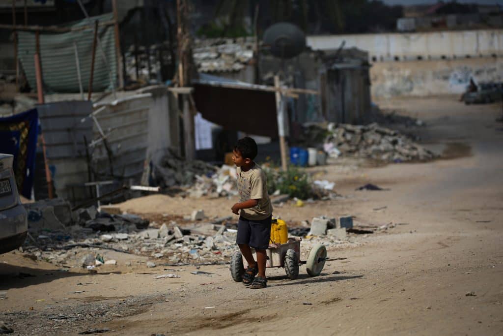 Dans la bande de Gaza, Mustafa, 10 ans, marche 5 heures pour trouver de l'eau potable. © UNICEF/UNI580059/El Baba