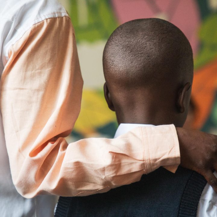 Les Nations Unies ont vérifié plus de 1 000 violations graves à l'encontre d'enfants dans les provinces de l'Ituri, du Nord-Kivu et du Sud-Kivu au cours du premier trimestre 2024. Cela représente une augmentation de 30 % par rapport au dernier trimestre de 2023, le recrutement et l'utilisation d'enfants étant les violations les plus répandues. Pour le seul mois d'avril 2024, plus de 450 violations graves à l'encontre d'enfants ont été vérifiées dans l'est du pays. © UNICEF/UNI585641/Tremeau