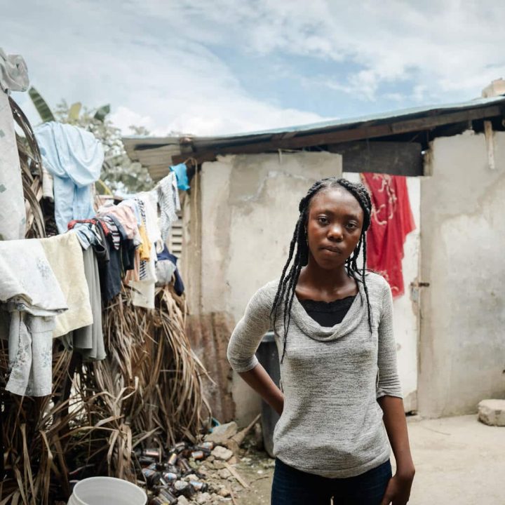 Léogâne, 19 juin 2024 - Carlencia, 15 ans, se tient dans l'une des cours les plus isolées d'un site de personnes déplacées à Léogâne. ©UNICEF/UNI601248/Le Lijour