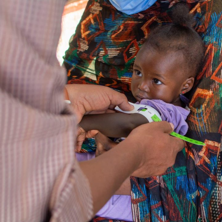 Sabah, huit mois, lors d'un dépistage de la malnutrition au centre de santé Hayal Arab, Atbara, État du Nil, Soudan.© UNICEF/UNI607353/Ahmed