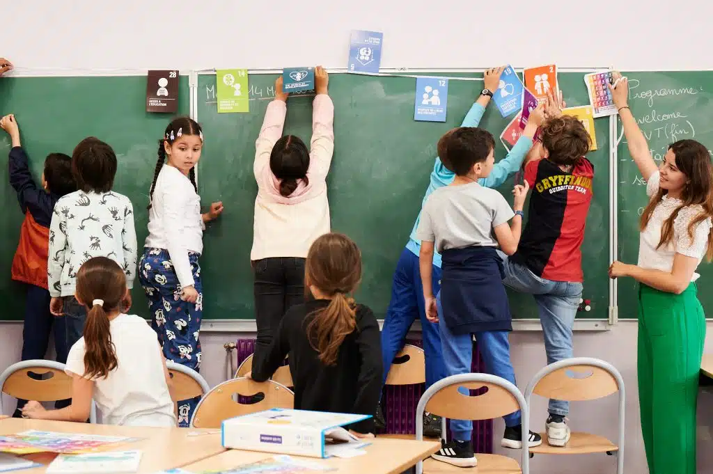 Le 14 mai 2024 à Marseille, les équipes de l'UNICEF France visitent une école du programme Ecole amie des droits de l'enfant. © Anne-Sophie Nival