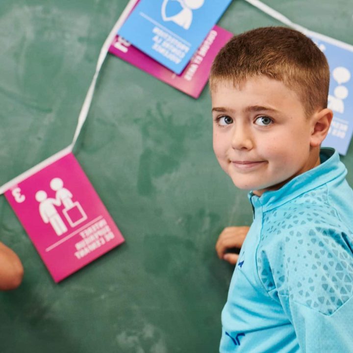 Le 14 mai 2024 à Marseille, les équipes de l'UNICEF France visitent une école du programme Ecole amie des droits de l'enfant. © Anne-Sophie Nival