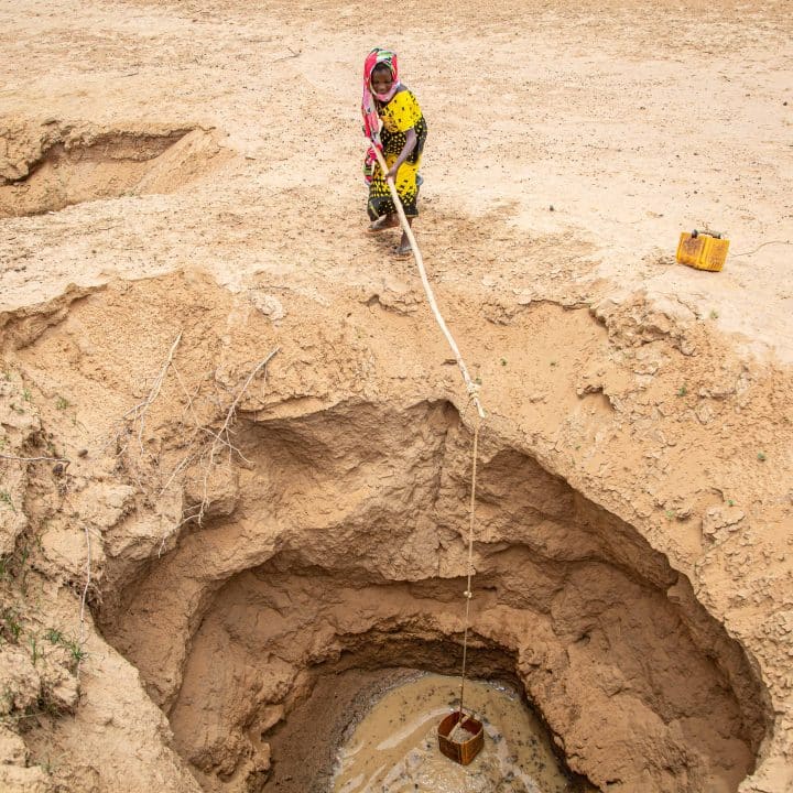 En raison du manque d'eau dans son village en Mauritanie, Hawa, 10 ans, se rend au puit jusqu'à 10 fois par jour. ©UNICEF/UN0431961/Pouget