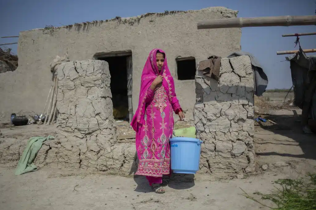 En raison du manque d'eau potable dans le village de Musa Jasser, dans la province de Sindh, au Pakistan, Farzana, 12 ans, doit parcourir 7 kilomètres avec sa mère jusqu'à la source d'eau potable la plus proche, et ce jusqu'à trois fois par jour, afin de collecter de l'eau pour sa famille. © UNICEF/UNI535316/Bashir