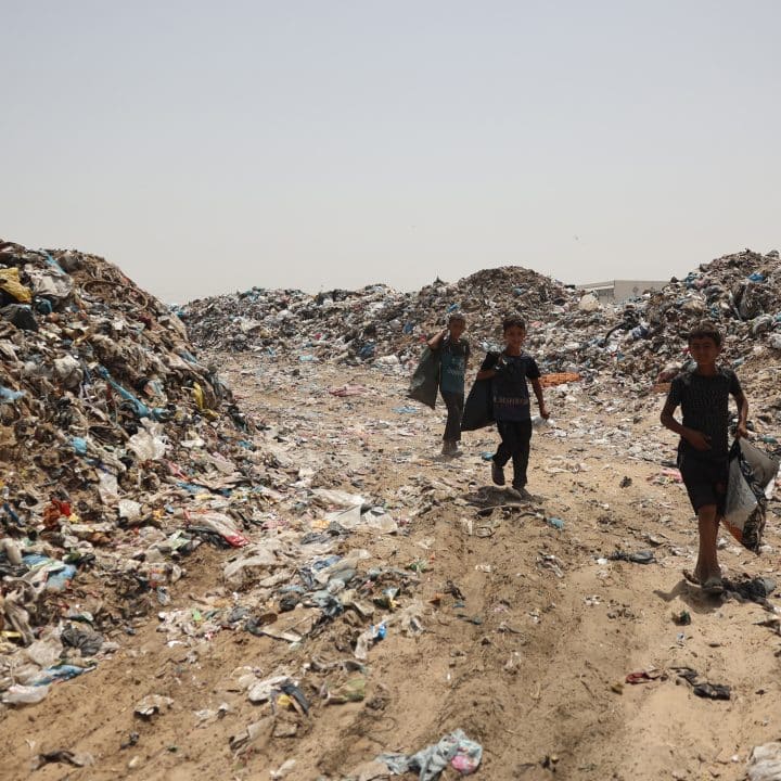 Dans la bande de Gaza, le manque de services d'hygiène et d'assainissement n'a fait qu'accentuer les conditions de vie des familles déplacées © UNICEF/UNI580067/El Baba