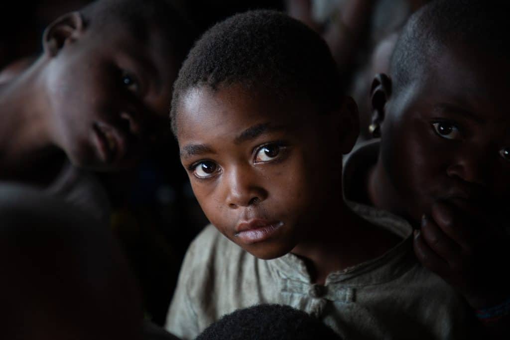 La reprise du conflit entre le groupe armé M23 et les Forces armées de la RDC (FARDC) et leurs alliés a entraîné un afflux important de personnes dans les sites de déplacement autour de Goma. © UNI585414