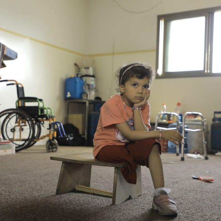 Sila, 4 ans, a été amputée de la jambe droite après le bombardement de sa maison dans la ville de Gaza. Elle a également perdu sa mère, son père et ses trois sœurs. © UNICEF/UNI589819/Subieh