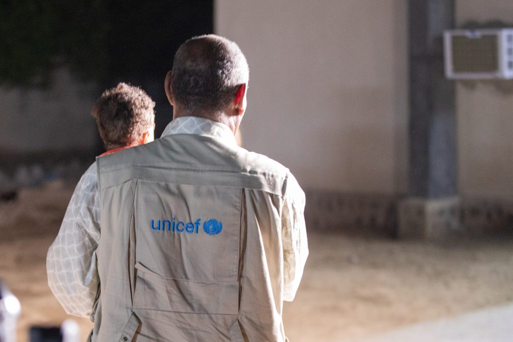 Le 30 juin, plus de 30 enfants de l'orphelinat de Mygoma, dans l'État de Kassala, sont accueillis par des soignants et du personnel de l'UNICEF dans un centre de transit à Port Soudan avant d'être placés dans des familles d'accueil. © UNICEF/UNI606184/Elfatih