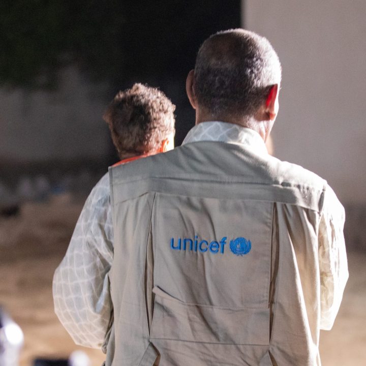 Le 30 juin, plus de 30 enfants de l'orphelinat de Mygoma, dans l'État de Kassala, sont accueillis par des soignants et du personnel de l'UNICEF dans un centre de transit à Port Soudan avant d'être placés dans des familles d'accueil. © UNICEF/UNI606184/Elfatih