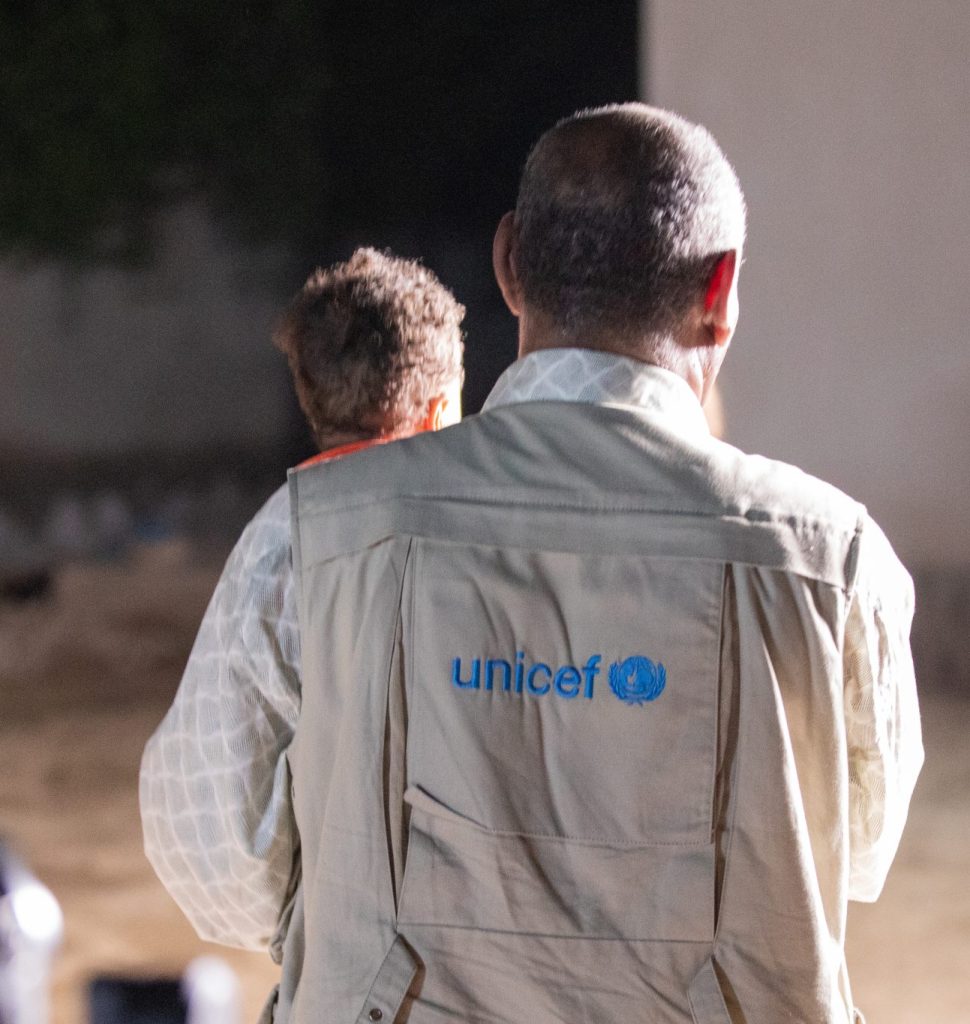 Le 30 juin, plus de 30 enfants de l'orphelinat de Mygoma, dans l'État de Kassala, sont accueillis par des soignants et du personnel de l'UNICEF dans un centre de transit à Port Soudan avant d'être placés dans des familles d'accueil. © UNICEF/UNI606184/Elfatih