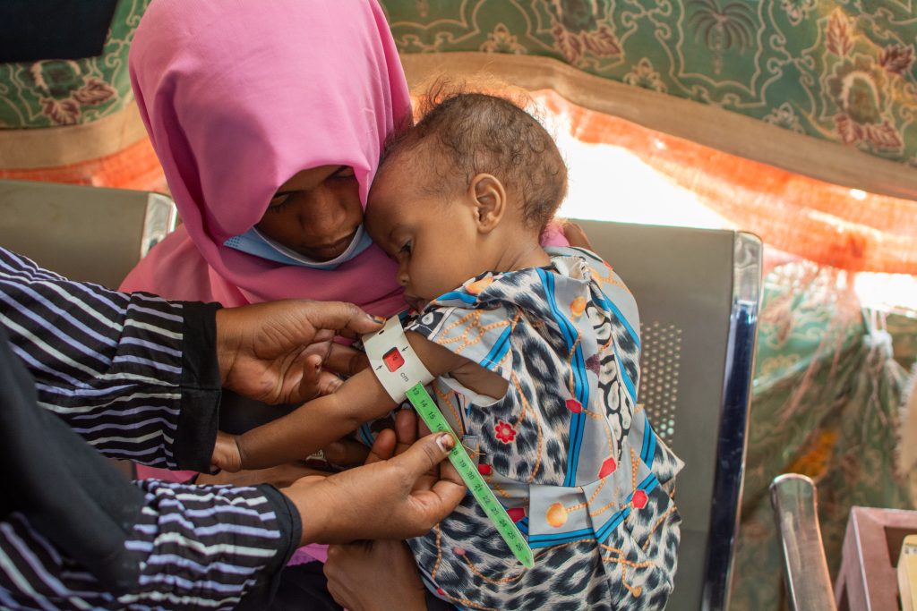 Dans le centre de santé Hayal Arab à Atbara, dans l'État du Nil au Soudan, cette petite fille âgé d'un an est prise en charge pour malnutrition aiguë sévère. © UNICEF/UNI607338/Ahmed