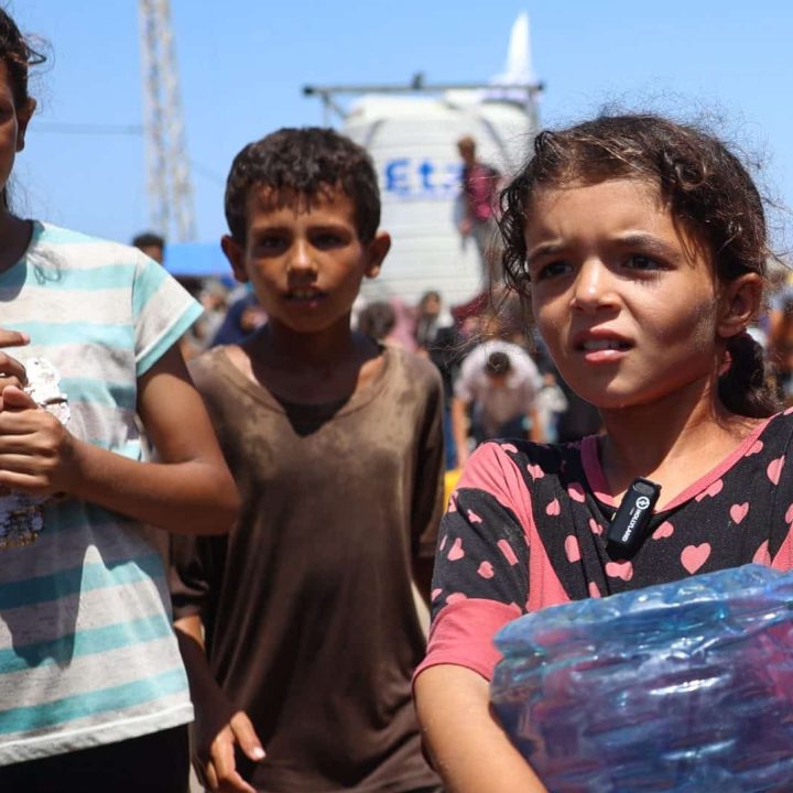 Hadeel, 8 ans, fait la queue pour avoir de l'eau potable grâce au camion-citerne de l'UNICEF, à Deir al-Balah, dans la bande de Gaza. © UNICEF/UNI611835/El Baba