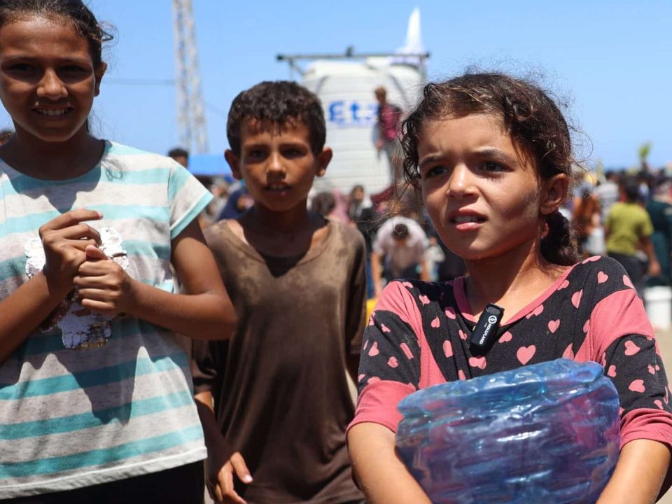 Hadeel, 8 ans, fait la queue pour avoir de l'eau potable grâce au camion-citerne de l'UNICEF, à Deir al-Balah, dans la bande de Gaza. © UNICEF/UNI611835/El Baba