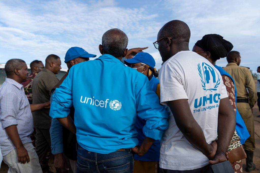 Le 26 juillet 2024, des équipes de l'UNICEF, du HCR, de l'UNOCHA et des autorités de l'État de Kassala visitent un emplacement où les familles déplacées seront relogées. © UNICEF/UNI618379/