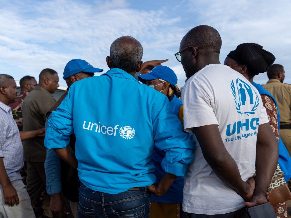 Le 26 juillet 2024, des équipes de l'UNICEF, du HCR, de l'UNOCHA et des autorités de l'État de Kassala visitent un emplacement où les familles déplacées seront relogées. © UNICEF/UNI618379/