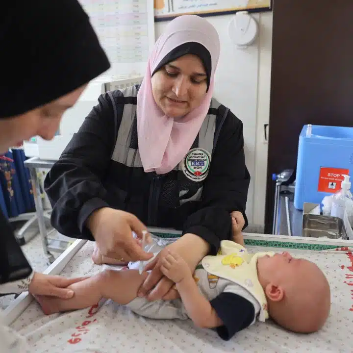 Taim-2 mois reçoit son vaccin contre le pneumocoque et le virus Rota dans l'une des cliniques soutenues par l'UNICEF à Deir al-Balah, dans la bande de Gaza, le 26 juillet 2024. ©UNICEF/UNI620479