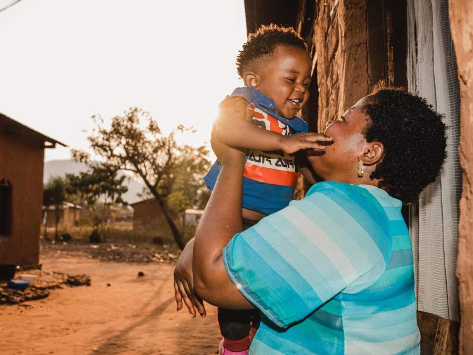 Gabriel, 1 an, joue avec sa mère Sarah à l'extérieur de leur maison à Kamanyola, dans la province du Sud-Kivu, en République démocratique du Congo. Le petit garçon a survécu à la mpox grâce à une prise en charge rapide à l'hôpital de Kamanyola, soutenu par l'UNICEF. © UNICEF/UNI624795/Benekire