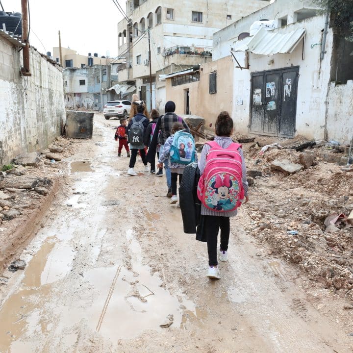 En ce début d'année, les enfants reprennent le chemin de l'école au milieu des décombres, dans les rues de Jenin, septembre 2024 © UNICEF/UNI518321/Badarneh