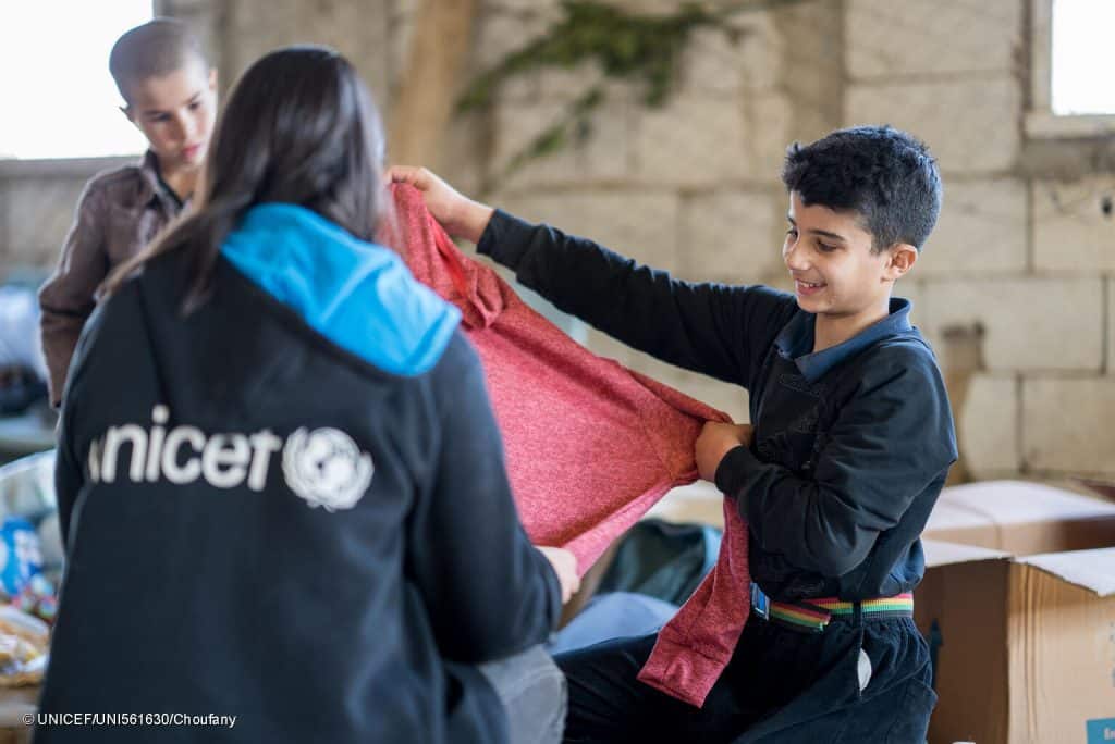 L'UNICEF distribue des kits d'hygiène, des vêtements d'hiver et des kits scolaires aux familles déplacées du Sud-Liban à Baalbek dans la Beqaa. © UNICEF/UNI561630/Choufany