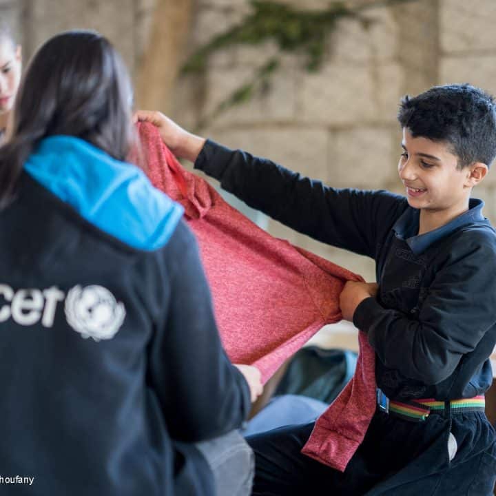 L'UNICEF distribue des kits d'hygiène, des vêtements d'hiver et des kits scolaires aux familles déplacées du Sud-Liban à Baalbek dans la Beqaa. © UNICEF/UNI561630/Choufany