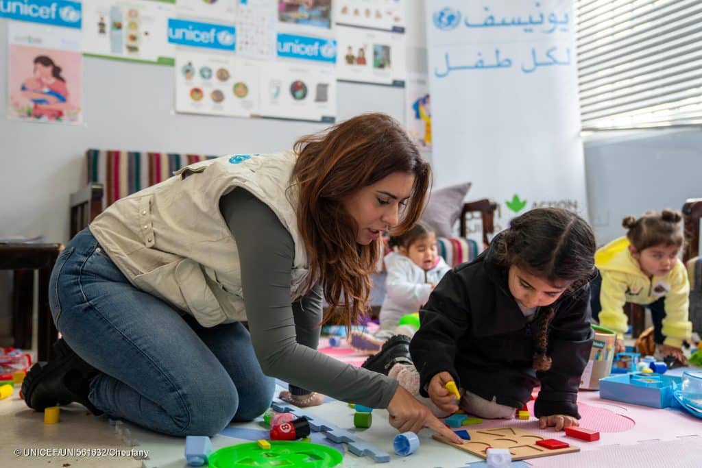 Au sud du Liban, les équipes de l'UNICEF apportent un soutien psychosocial aux enfants. © UNICEF/UNI561632/Choufany