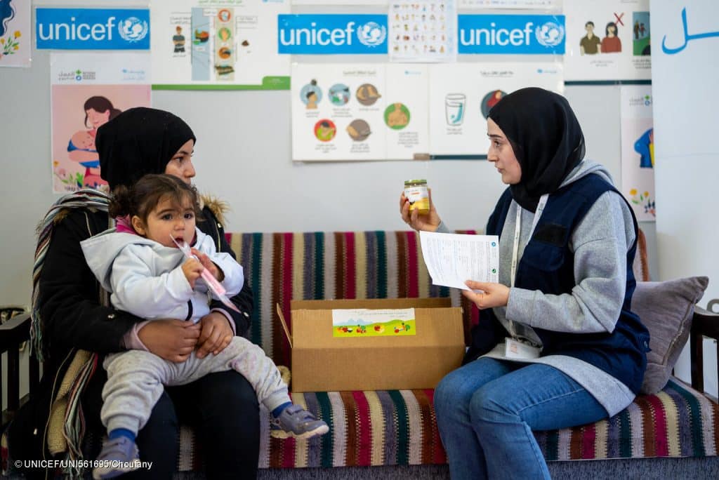 Au sud du Liban, les équipes de l'UNICEF distribuent des suppléments en micronutriments et de pots d'alimentation complémentaire afin de préserver le bien-être nutritionnel des enfants. © UNICEF/UNI561695/Choufany