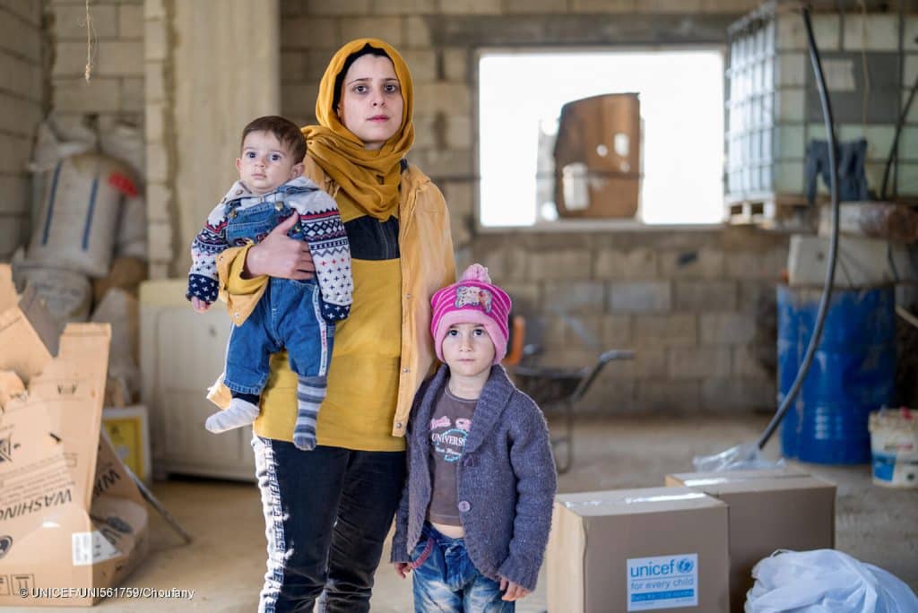 Douaa, mère d'Ikrima, 7 mois, et d'Amar, 5 ans. L'UNICEF distribue des kits d'hygiène, des vêtements d'hiver et des trousses scolaires aux familles déplacées du Sud-Liban. © UNICEF/UNI561759/Choufany