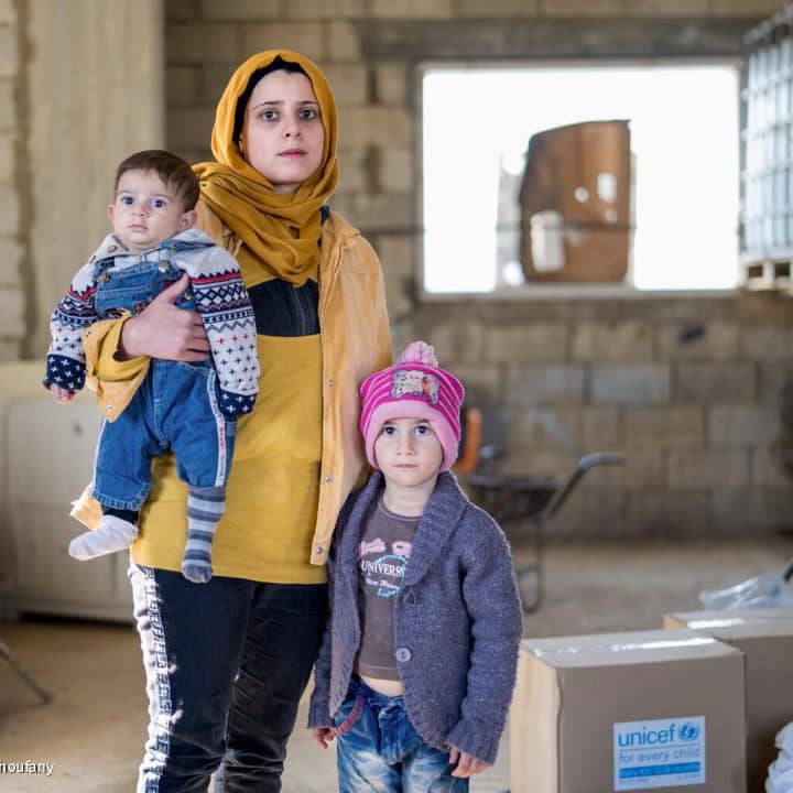 Douaa, mère d'Ikrima, 7 mois, et d'Amar, 5 ans. L'UNICEF distribue des kits d'hygiène, des vêtements d'hiver et des trousses scolaires aux familles déplacées du Sud-Liban. © UNICEF/UNI561759/Choufany