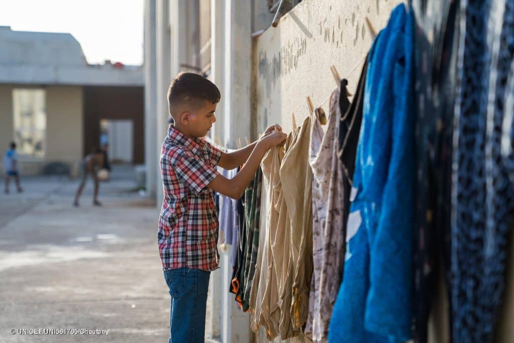 Photo d'illustration d'un jeune garçon au sein d'une école qui fait office de refuge, à Tyr, au sud du Liban. © UNICEF/UNI561765/Choufany