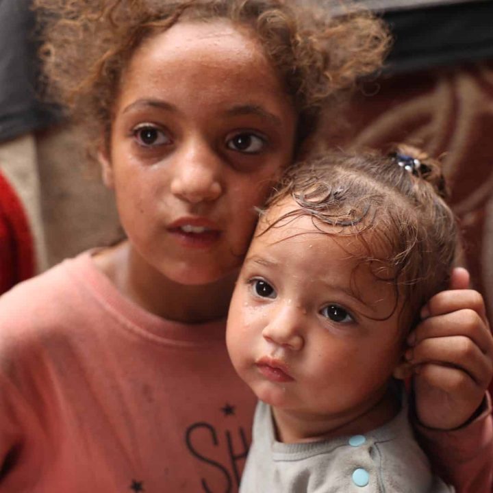 Rama, 11 ans, et sa sœur Malak, âgée tout juste d'un an, dans leur tente à Deir al-Balah, dans la bande de Gaza. © UNICEF/UNI589857/El Baba