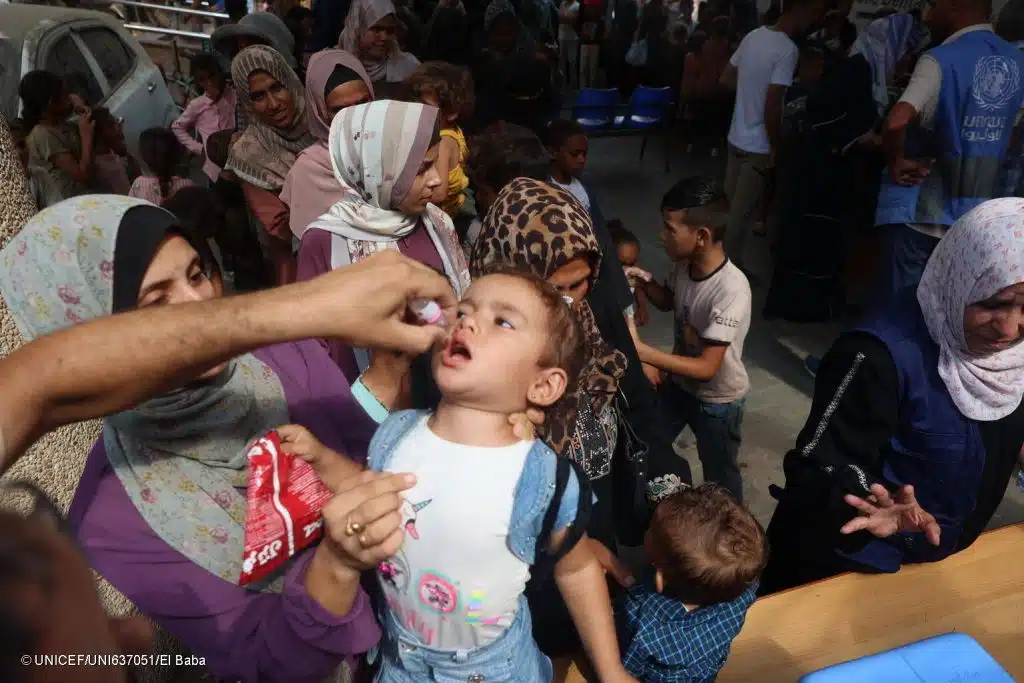 Des enfants sont vaccinés contre la polio dans un centre de santé de l'UNRWA à Deir al-Balah, au centre de la bande de Gaza. © UNICEF/UNI637051/El Baba