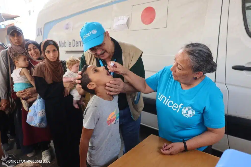 Le personnel de l'UNICEF administre des vaccins contre la polio dans le dispensaire de l'UNRWA à Deir al-Balah, au centre de la bande de Gaza. © UNICEF/UNI637060/El Baba