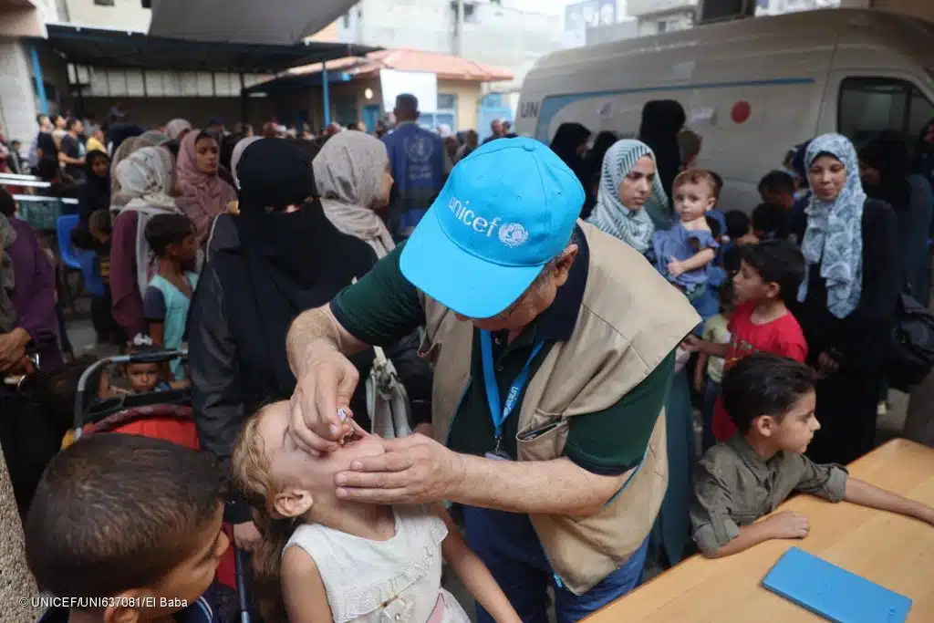 Le personnel de l'UNICEF administre des vaccins contre la polio dans le dispensaire de l'UNRWA à Deir al-Balah, au centre de la bande de Gaza. © UNICEF/UNI637081/El Baba