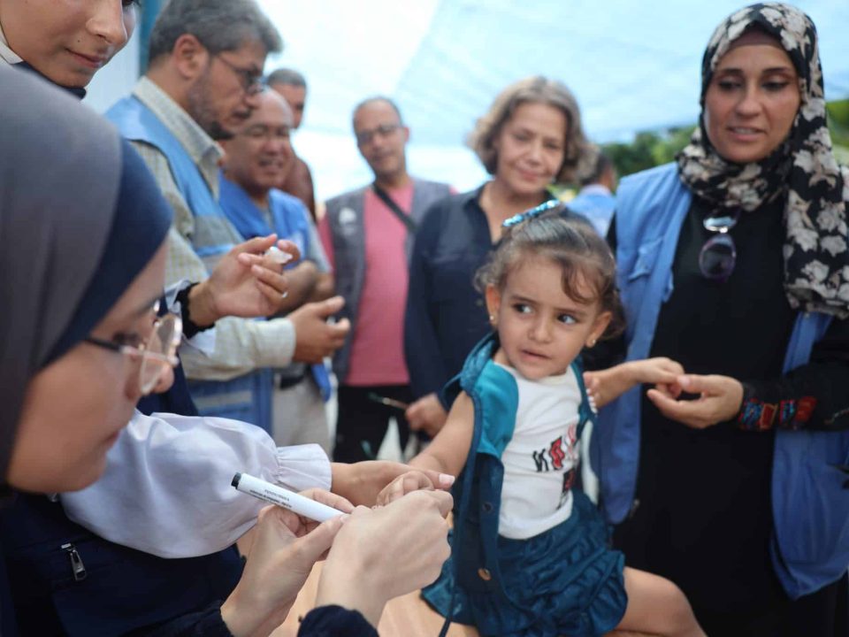 Des agents de santé vaccinent des enfants contre la polio dans un dispensaire de Khan Younis, dans le sud de la bande de Gaza. © UNICEF/UNI638294/El Baba