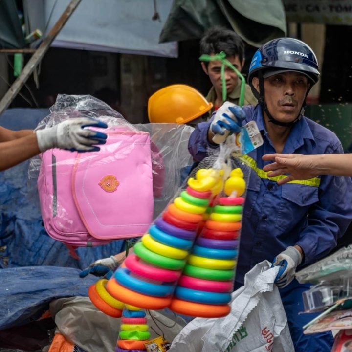 Des jouets et marchandises dans le magasin de Trần Thị Thanh Thuỷ, 51 ans, dont le magasin a été endommagé par le super typhon Yagi. © UNICEF/UNI639404/Pham Ha Duy Linh