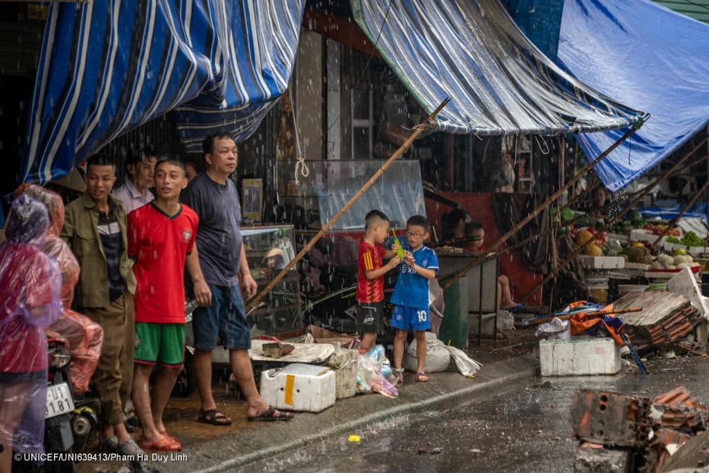 Des enfants et des familles à Cam Pha, dans la province ed Quang Ninh, suite au passage du typhon Yagi qui a ravagé le Vietnam, le 8 septembre 2024. © UNICEF/UNI639413/Pham Ha Duy Linh