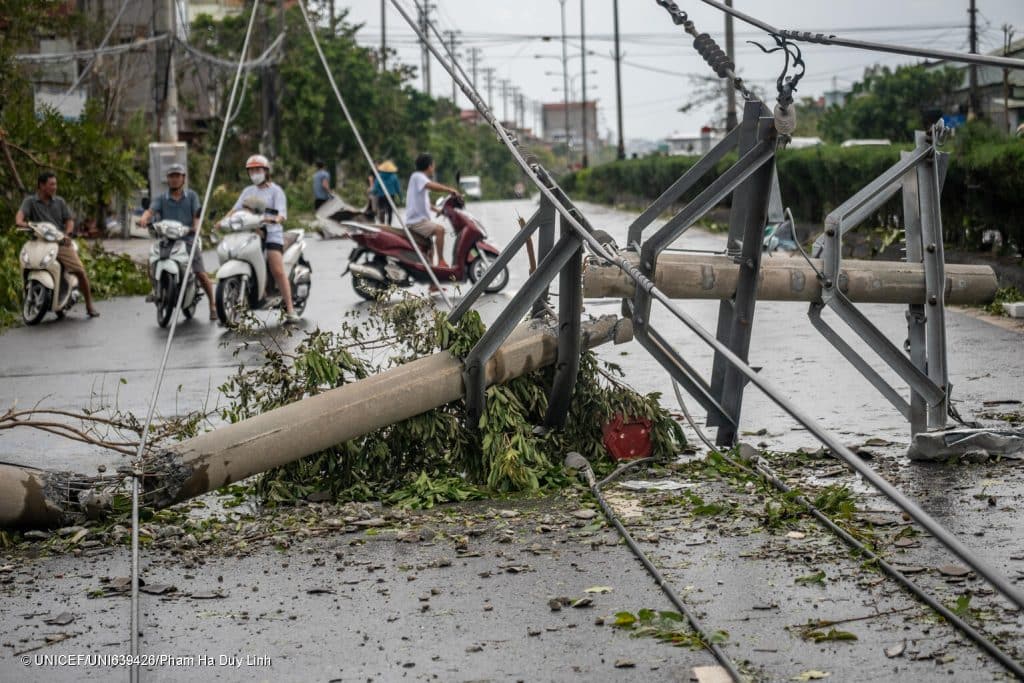 Poteaux électriques endommagés suite au passage du typhon Yagi le 8 septembre 2024, à Cẩm Phả, province de Quang Ninh, au Viêt Nam. © UNICEF/UNI639426/Pham Ha Duy Linh