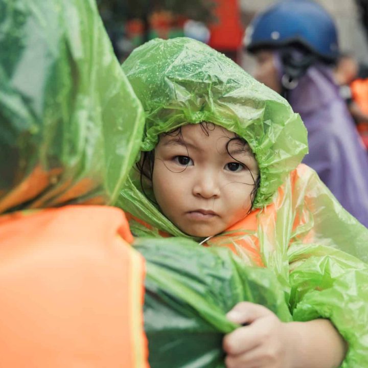 Thai Nguyen City - Vu Ha Anh, 3 ans, a été transportée par sa famille pour se mettre à l'abri de la grave inondation causée par le super typhon Yagi. © UNICEF/UNI641159/Do Khuong Duy