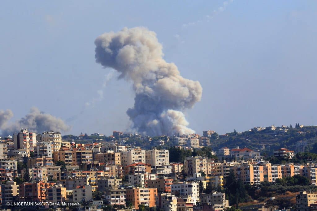 De la fumée s'échappe d'un site ciblé par des tirs d'obus dans le village de Zaita, au sud du Liban, le 23 septembre 2024. © UNICEF/UNI649017/Dar Al Mussawir