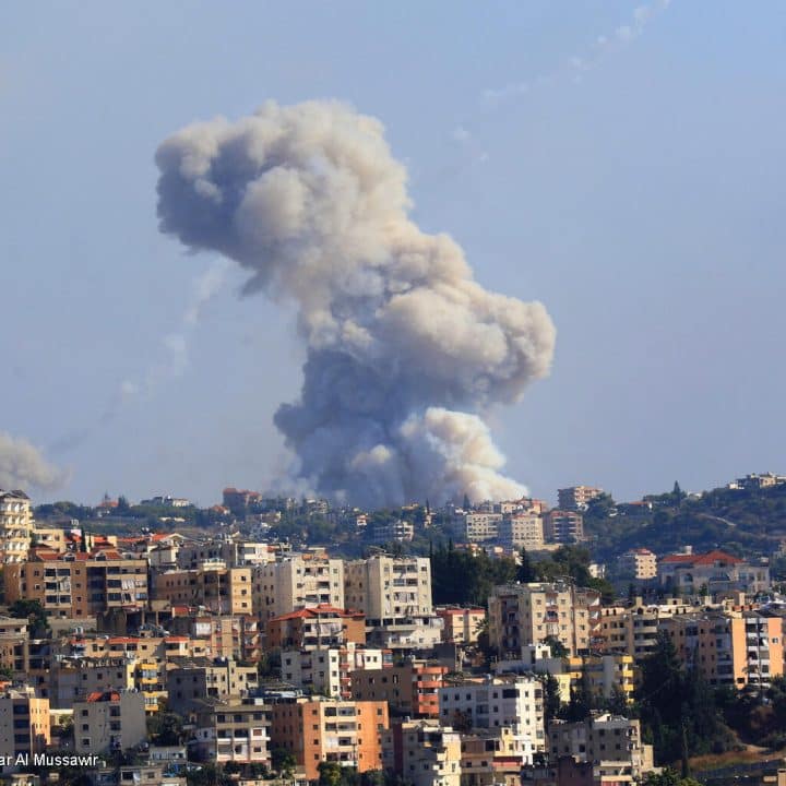 De la fumée s'échappe d'un site ciblé par des tirs d'obus dans le village de Zaita, au sud du Liban, le 23 septembre 2024. © UNICEF/UNI649017/Dar Al Mussawir