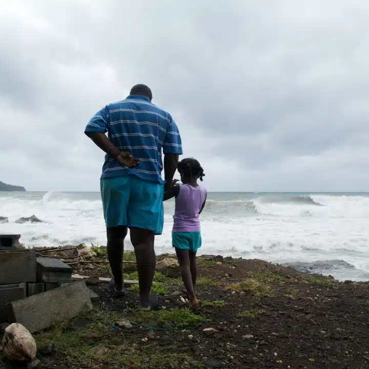 Photo montrant un père et son enfant en Guadeloupe. © AFP