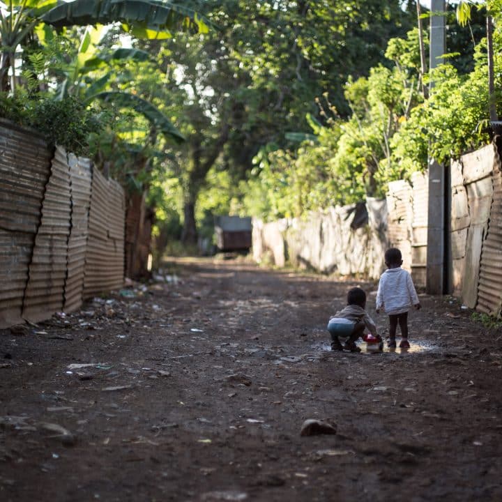 Photo montrant deux enfants à Mayotte. © AFP