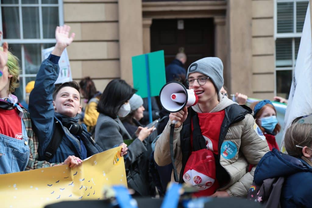 Le 5 novembre 2021 à Glasgow, en Écosse, des personnes prennent part à une manifestation organisée par de jeunes militants en marge de la Conférence des Nations unies sur le changement climatique de 2021 (COP26). © UNICEF/UN0547127/Elwyn-Jones