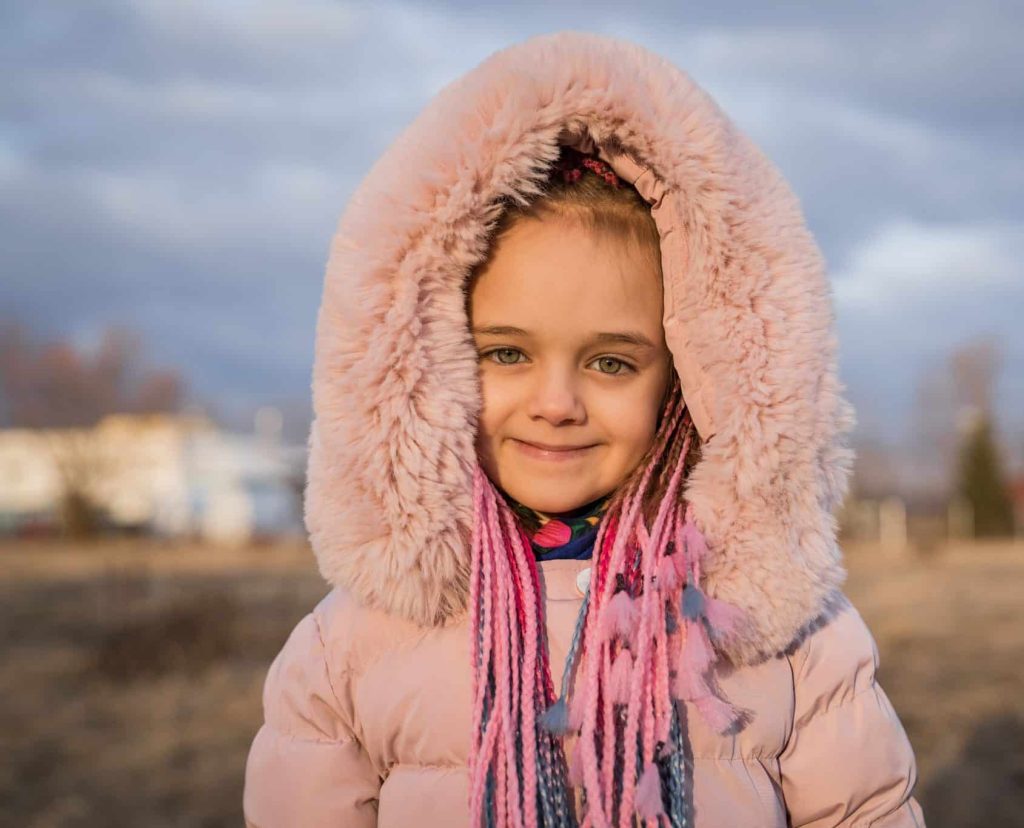 Alisa, 6 ans et sa mère Angela ont quitté la région de Tchernivtsi, en Ukraine, à cause des combats. © UNICEF/UN0599233/Moldovan